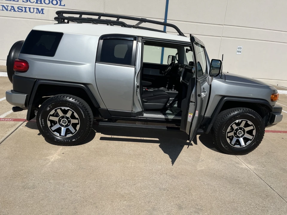 2010 Toyota FJ Cruiser - Image 7 of 20