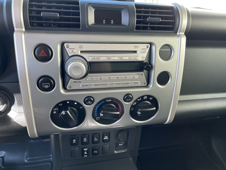 2010 Toyota FJ Cruiser - Image 8 of 20