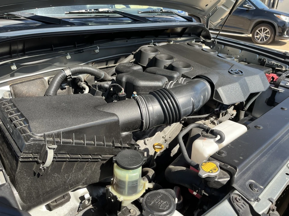 2010 Toyota FJ Cruiser - Image 14 of 20