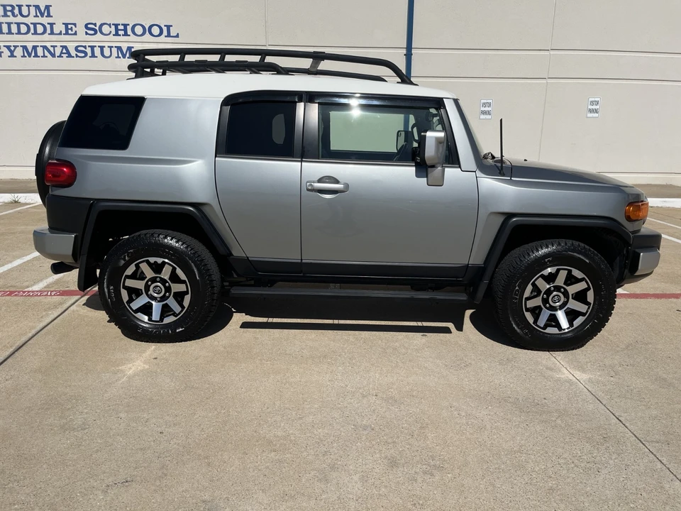 2010 Toyota FJ Cruiser - Image 2 of 20
