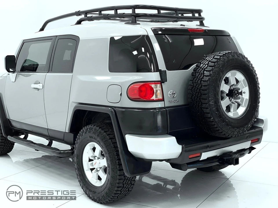 2010 Toyota FJ Cruiser - Image 10 of 31