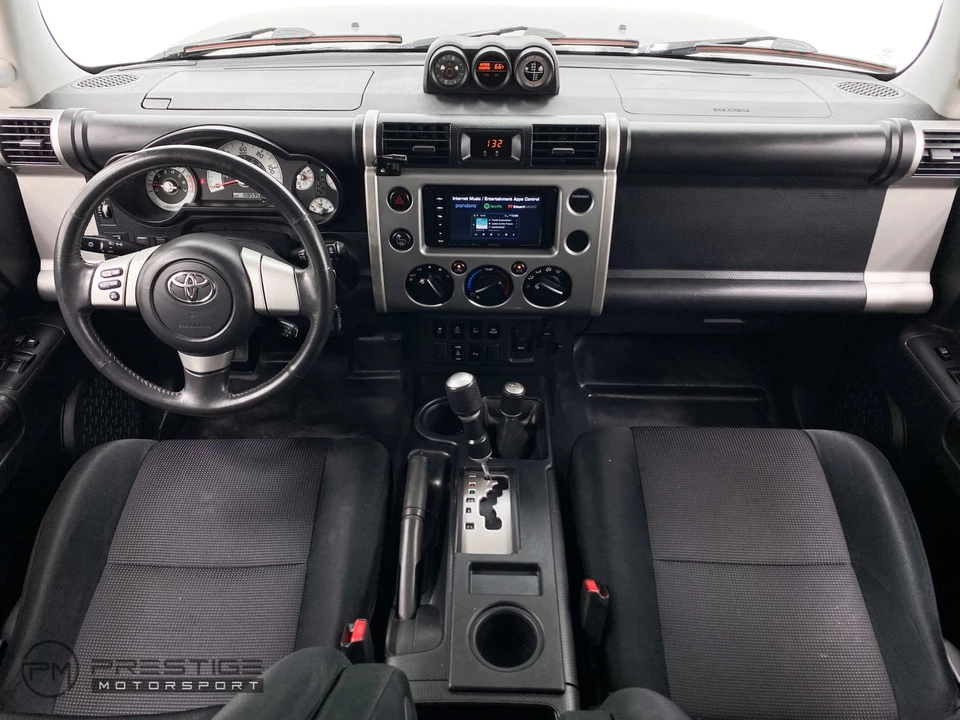 2010 Toyota FJ Cruiser - Image 19 of 31