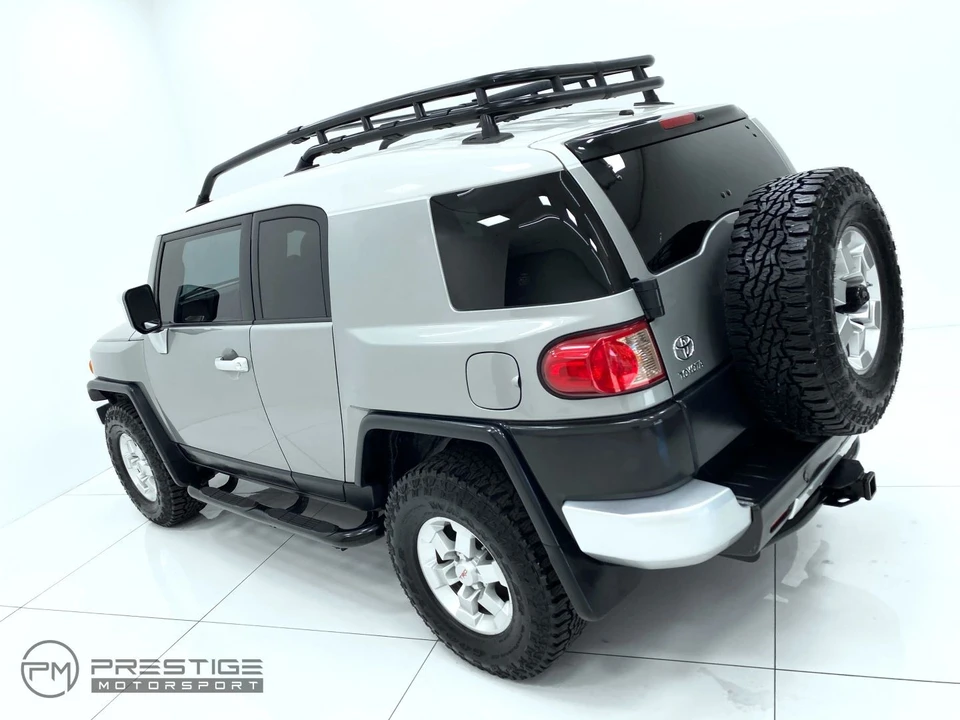 2010 Toyota FJ Cruiser - Image 26 of 31