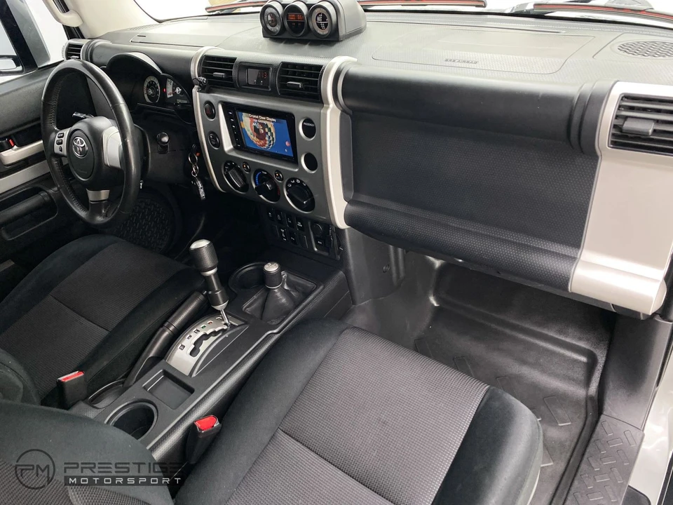 2010 Toyota FJ Cruiser - Image 15 of 31