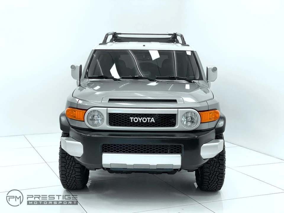 2010 Toyota FJ Cruiser - Image 2 of 31