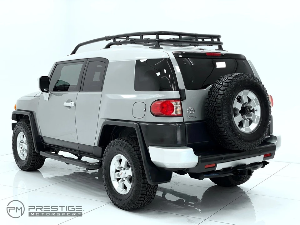 2010 Toyota FJ Cruiser - Image 8 of 31