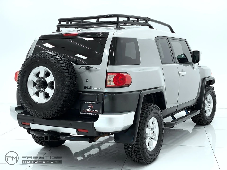 2010 Toyota FJ Cruiser - Image 6 of 31