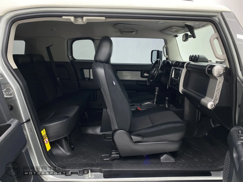 2010 Toyota FJ Cruiser - Image 14 of 31