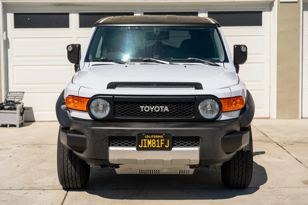 2010 Toyota FJ Cruiser - Image 2 of 31