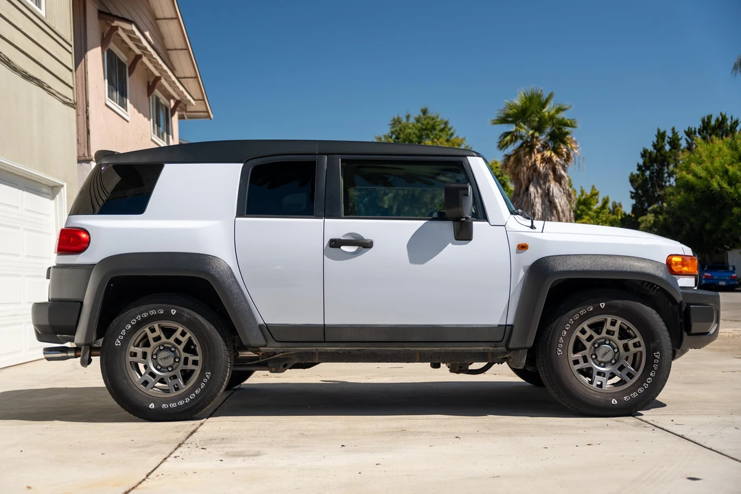 2010 Toyota FJ Cruiser - Image 9 of 31