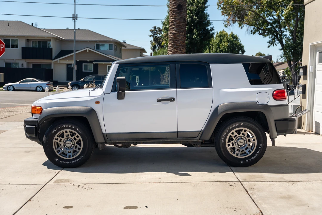 2010 Toyota FJ Cruiser - Image 7 of 31