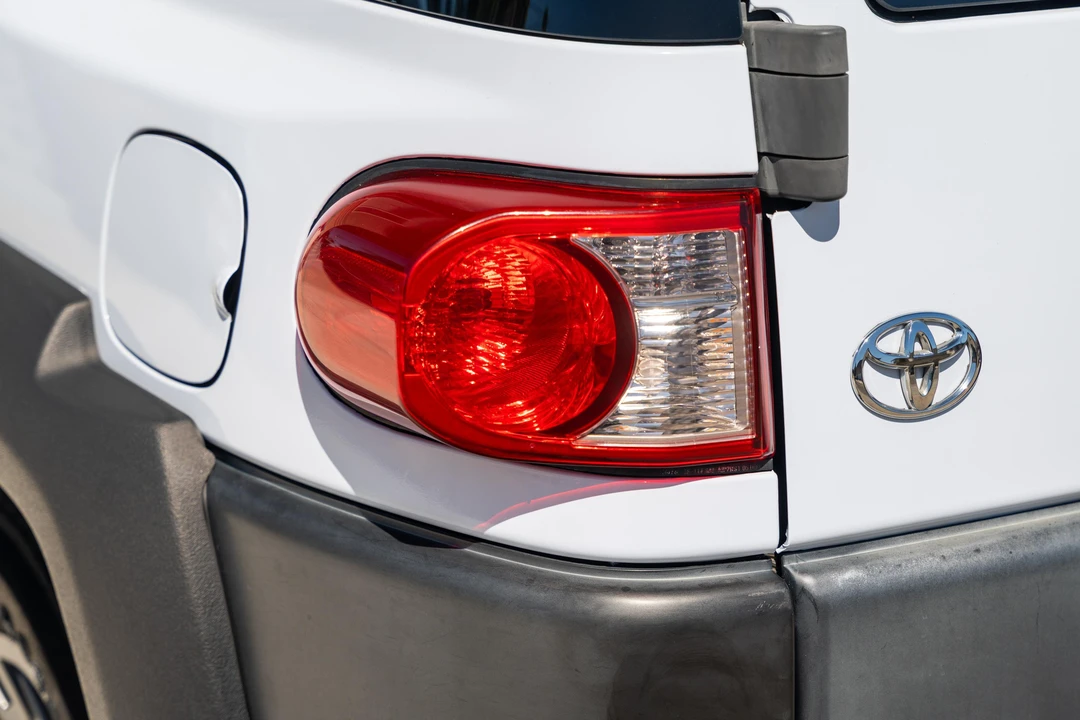 2010 Toyota FJ Cruiser - Image 26 of 31