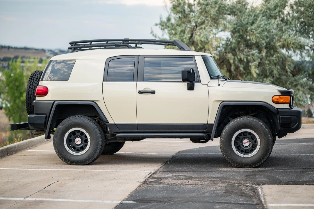 2010 Toyota FJ Cruiser - Image 11 of 31