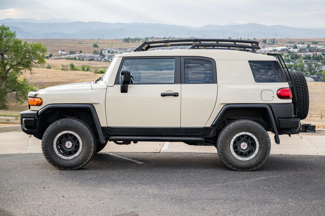 2010 Toyota FJ Cruiser - Image 9 of 31
