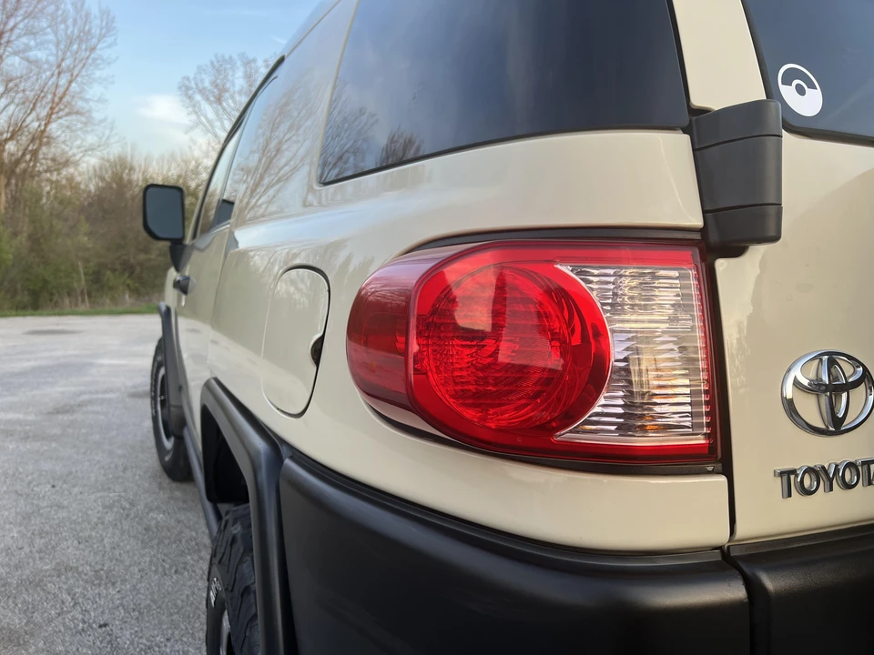 2010 Toyota FJ Cruiser - Image 16 of 31