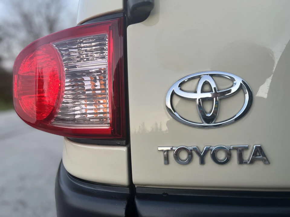 2010 Toyota FJ Cruiser - Image 17 of 31