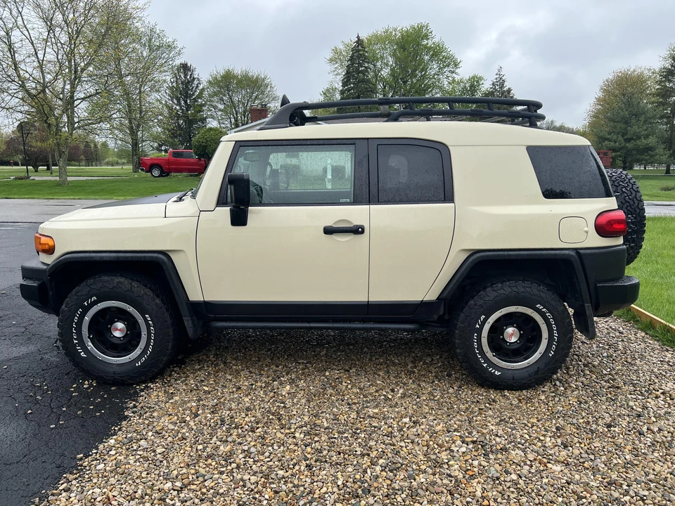 2010 Toyota FJ Cruiser - Image 7 of 31