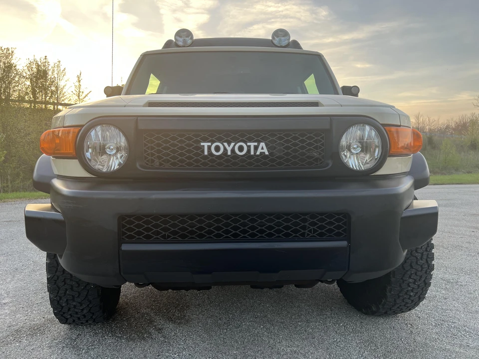 2010 Toyota FJ Cruiser - Image 6 of 31