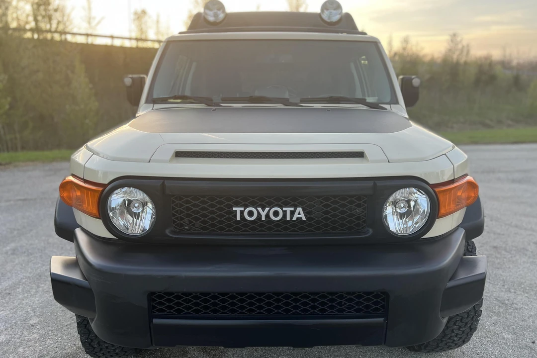 2010 Toyota FJ Cruiser - Image 2 of 31