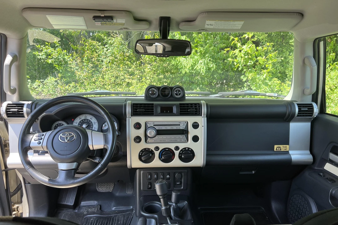 2010 Toyota FJ Cruiser - Image 29 of 31