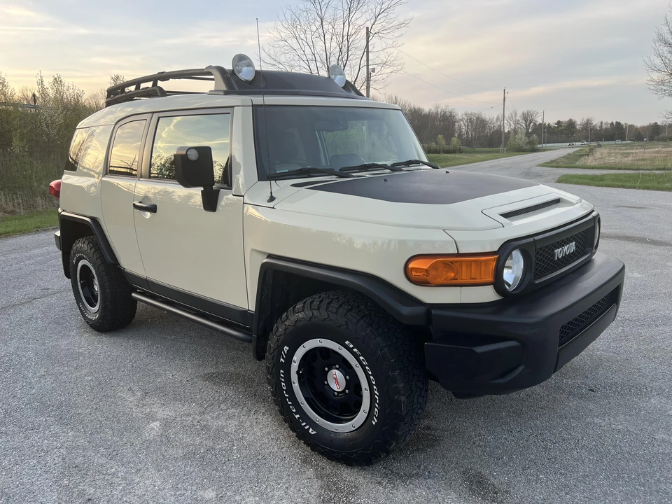 2010 Toyota FJ Cruiser - Image 9 of 31