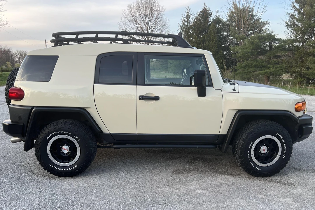 2010 Toyota FJ Cruiser - Image 3 of 31