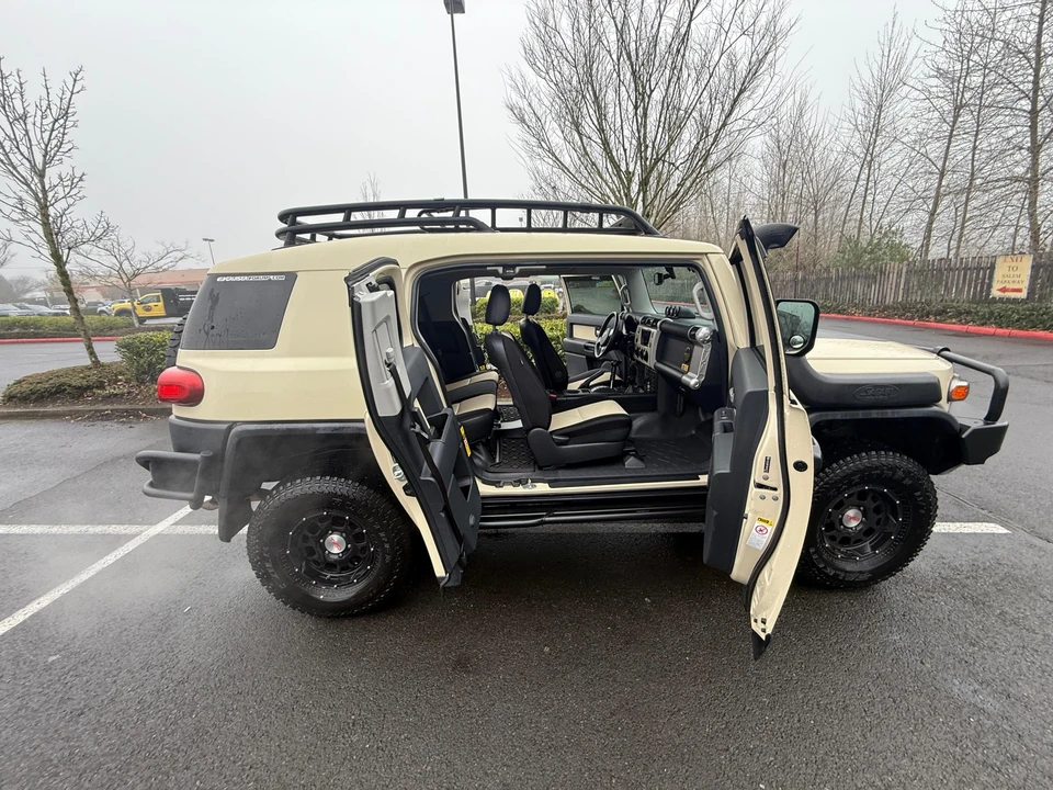 2010 Toyota FJ Cruiser - Image 16 of 31
