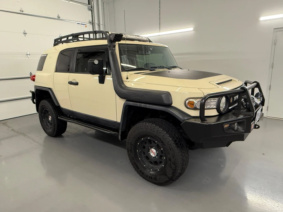 2010 Toyota FJ Cruiser - Image 11 of 31