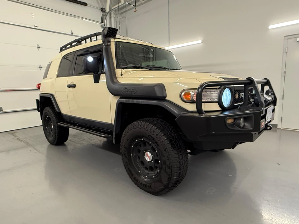 2010 Toyota FJ Cruiser - Image 12 of 31
