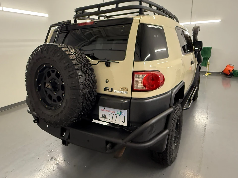 2010 Toyota FJ Cruiser - Image 9 of 31