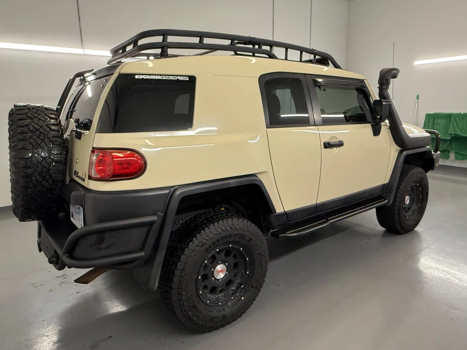 2010 Toyota FJ Cruiser - Image 10 of 31