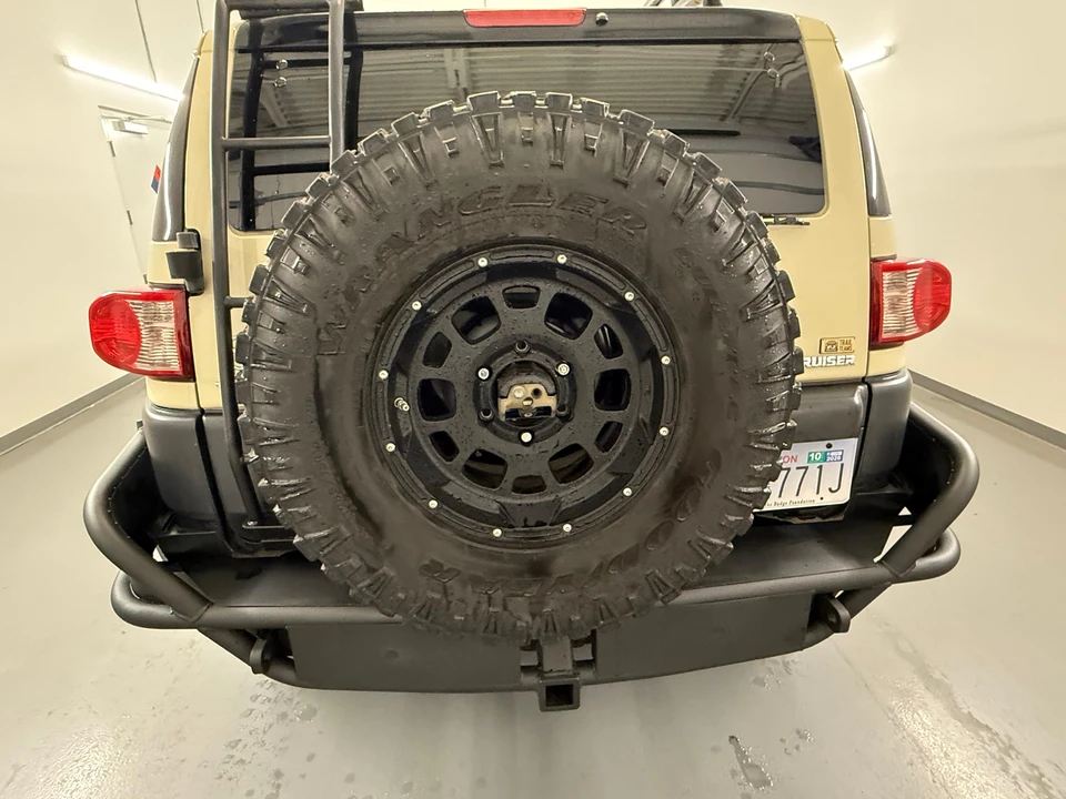 2010 Toyota FJ Cruiser - Image 8 of 31