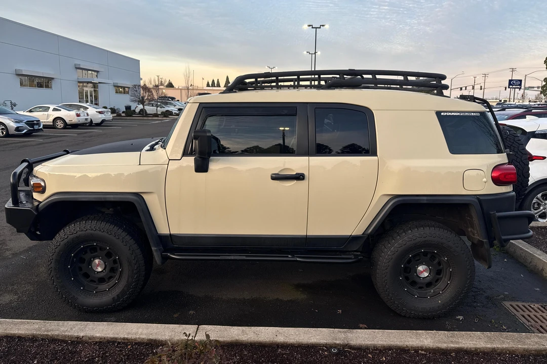 2010 Toyota FJ Cruiser - Image 3 of 31