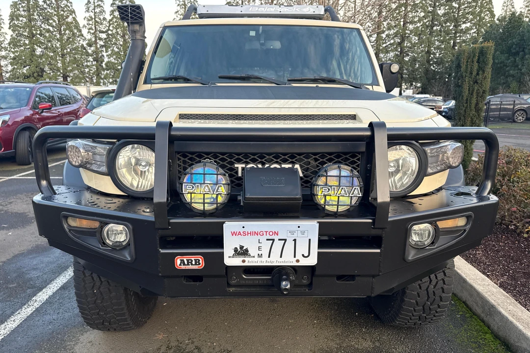 2010 Toyota FJ Cruiser - Image 2 of 31