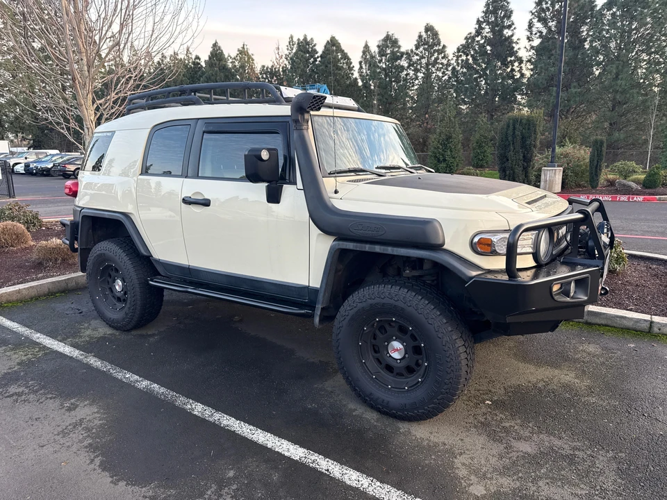 2010 Toyota FJ Cruiser - Image 18 of 31