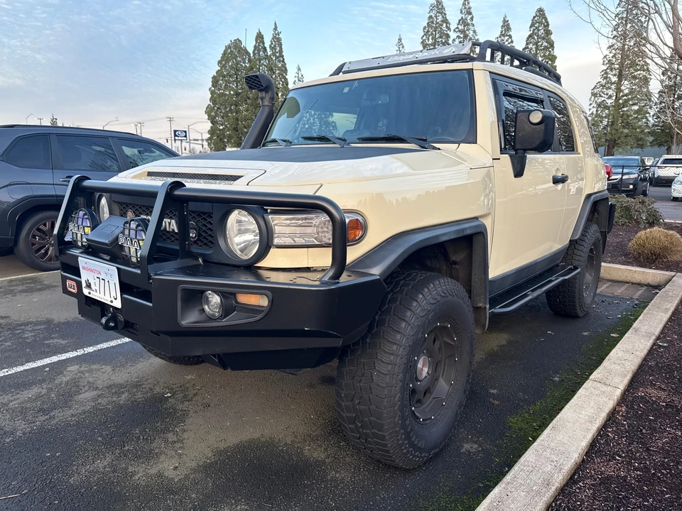 2010 Toyota FJ Cruiser - Image 13 of 31