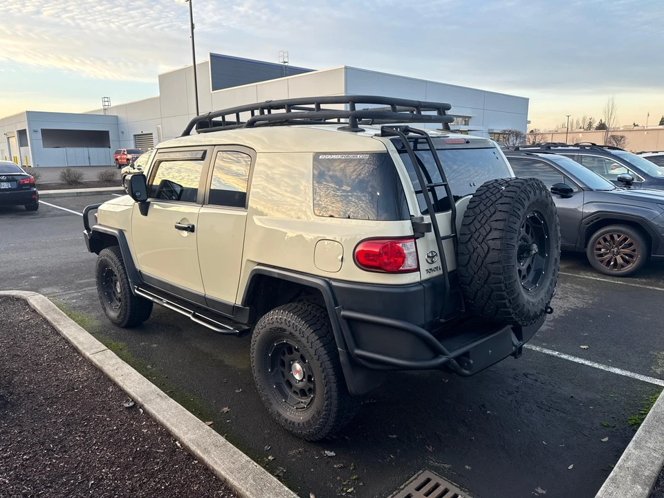 2010 Toyota FJ Cruiser - Image 14 of 31