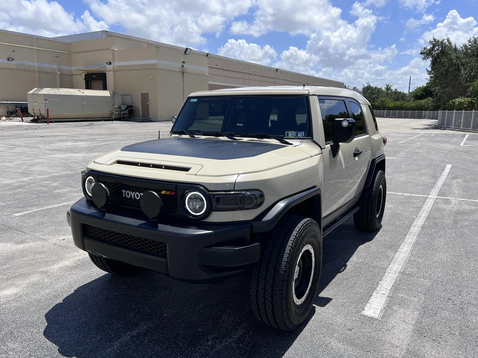 2010 Toyota FJ Cruiser - Image 11 of 31