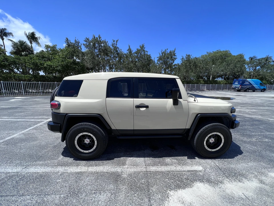 2010 Toyota FJ Cruiser - Image 15 of 31