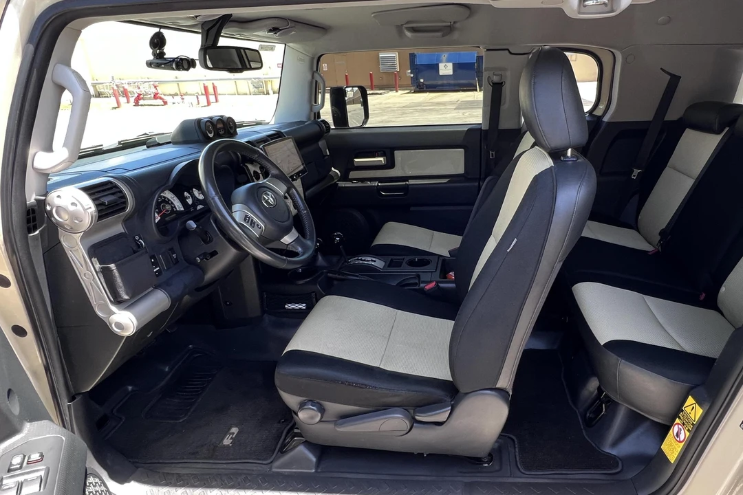 2010 Toyota FJ Cruiser - Image 30 of 31