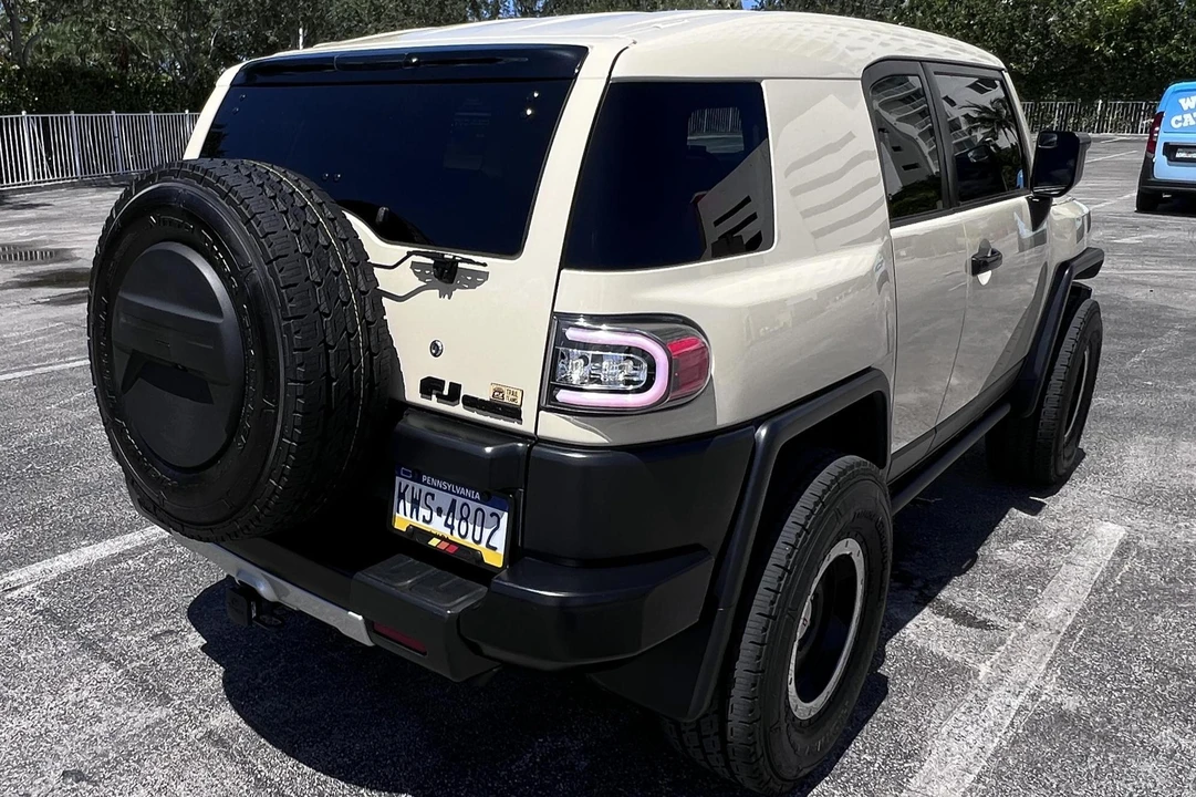 2010 Toyota FJ Cruiser - Image 4 of 31