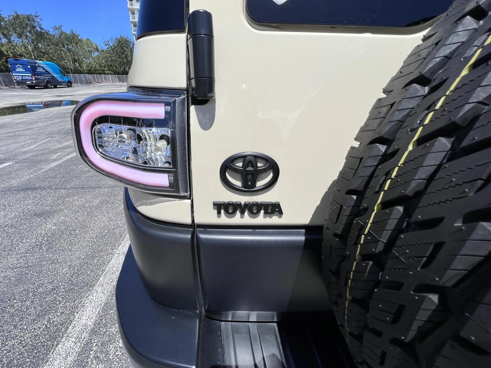 2010 Toyota FJ Cruiser - Image 23 of 31