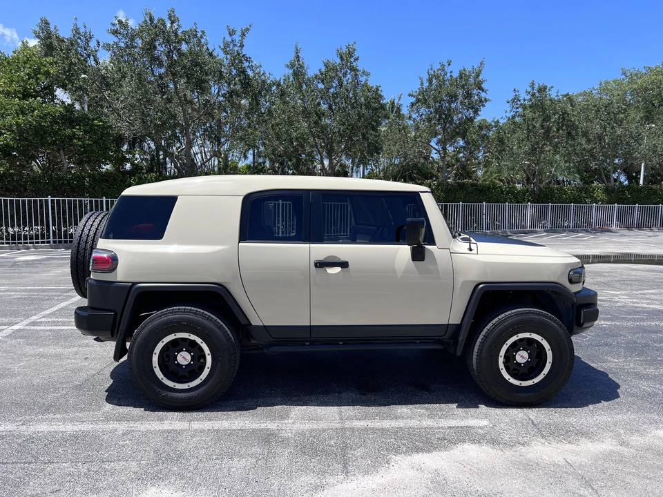 2010 Toyota FJ Cruiser - Image 16 of 31