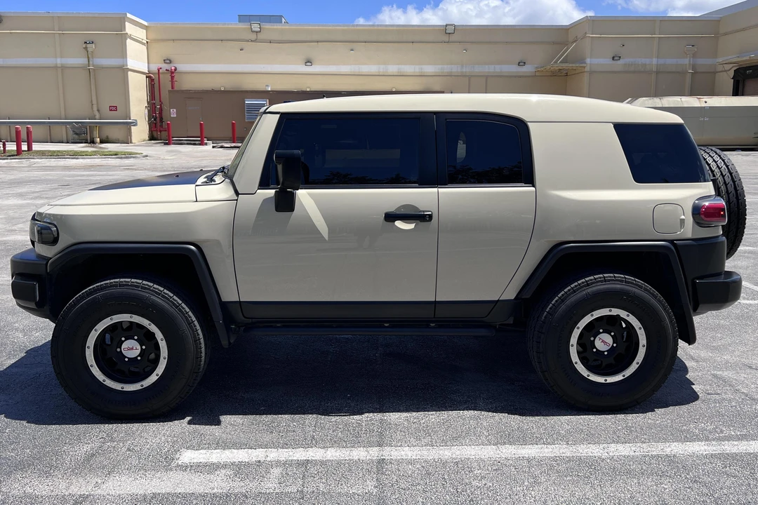 2010 Toyota FJ Cruiser - Image 3 of 31