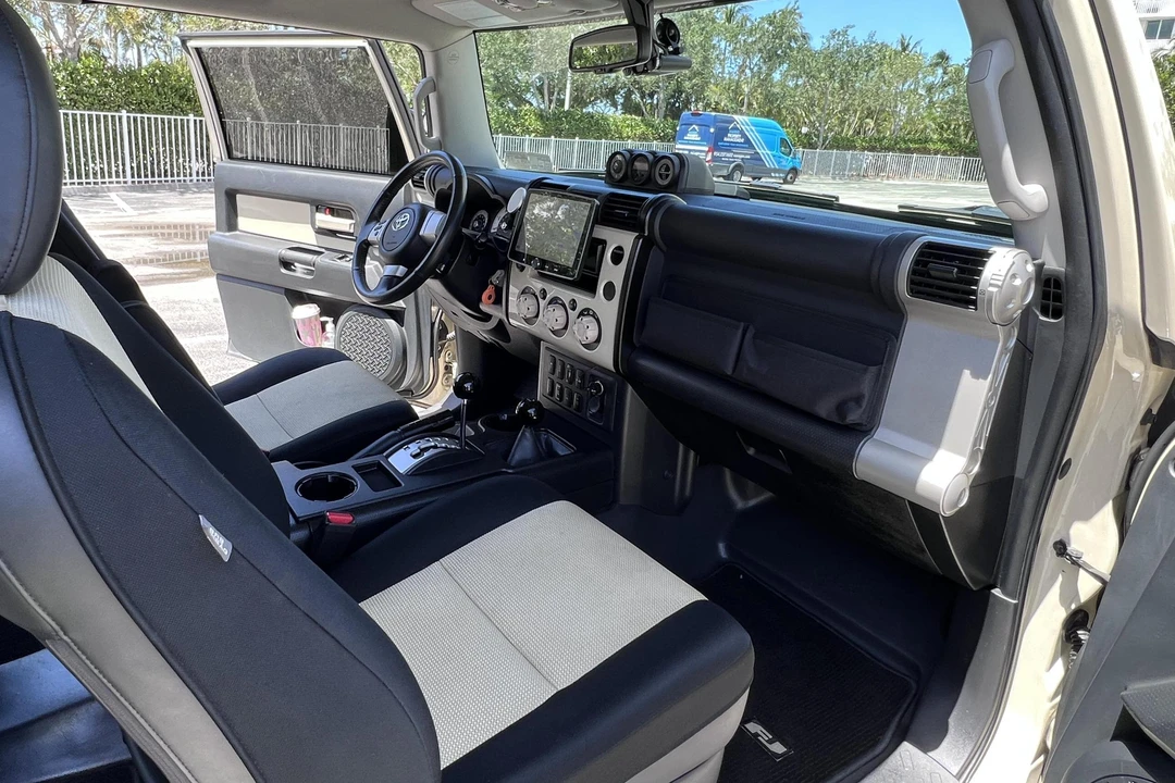 2010 Toyota FJ Cruiser - Image 31 of 31