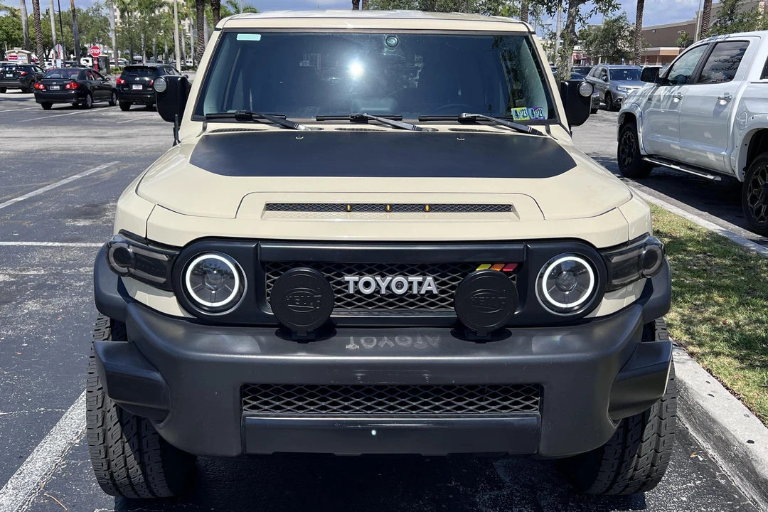 2010 Toyota FJ Cruiser - Image 2 of 31