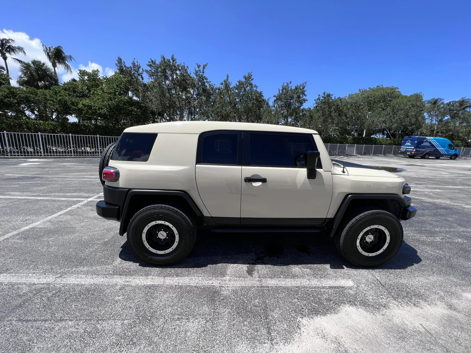 2010 Toyota FJ Cruiser - Image 14 of 31
