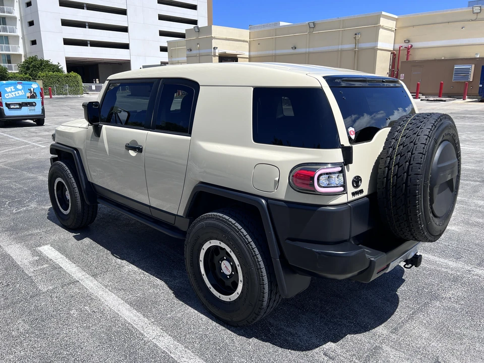 2010 Toyota FJ Cruiser - Image 13 of 31