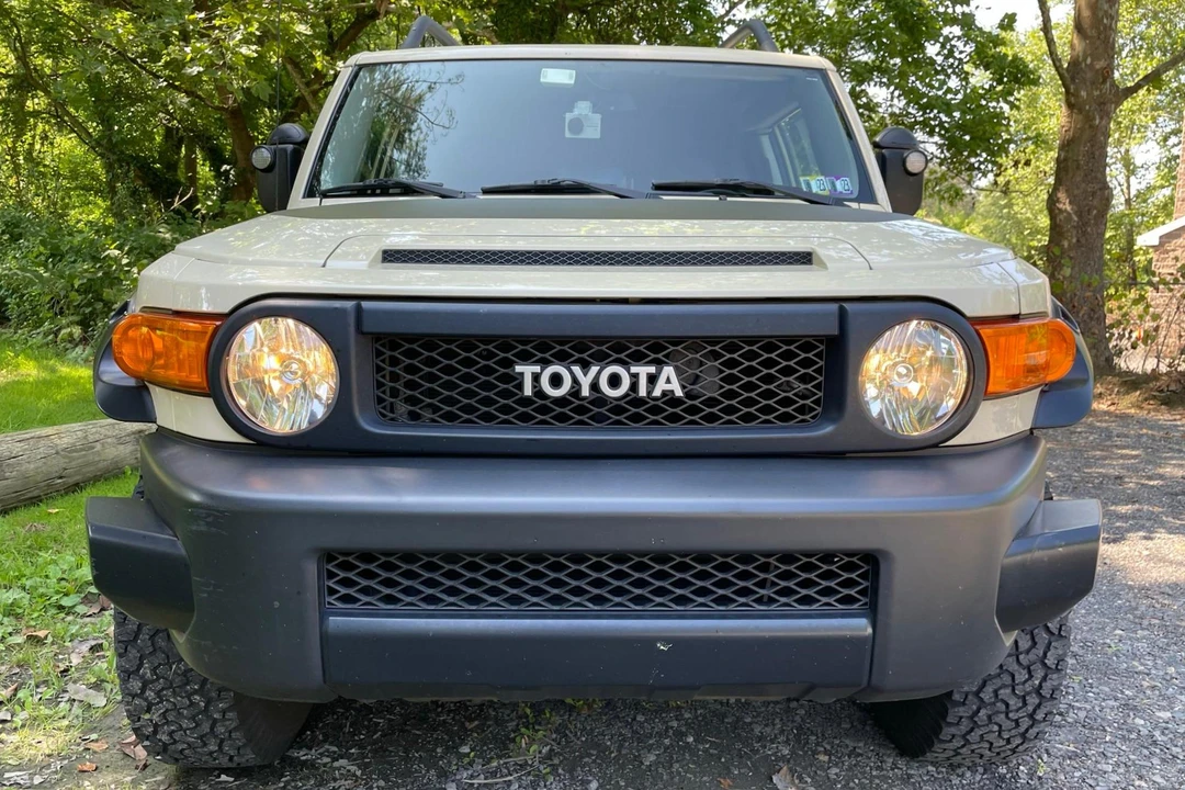2010 Toyota FJ Cruiser - Image 2 of 31