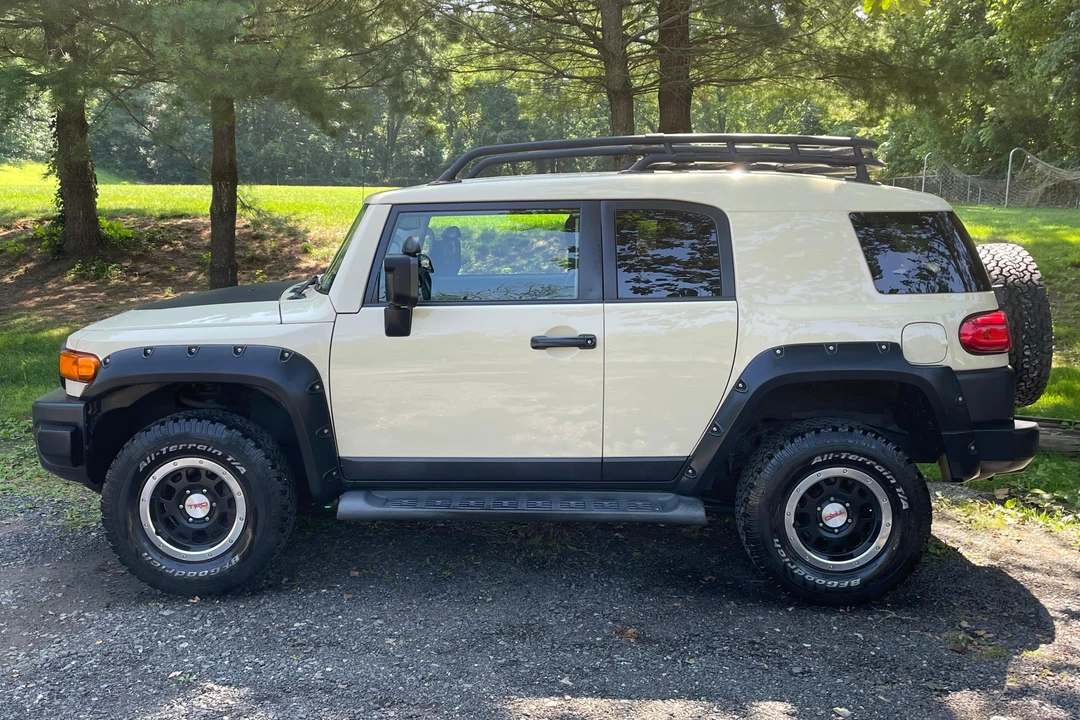 2010 Toyota FJ Cruiser - Image 3 of 31